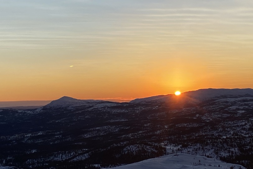 Soloppgang over Senhovd. Vinter. 