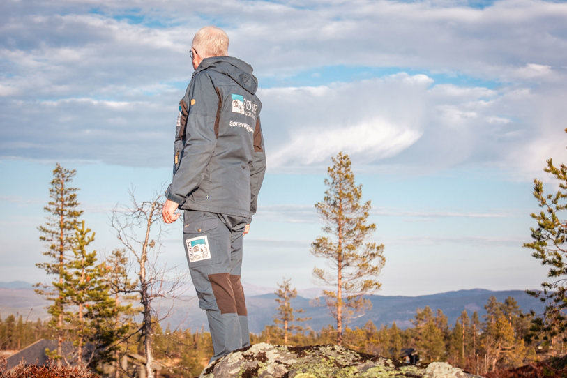 Bjørn Drtina skuer utover Vegglifjell. 